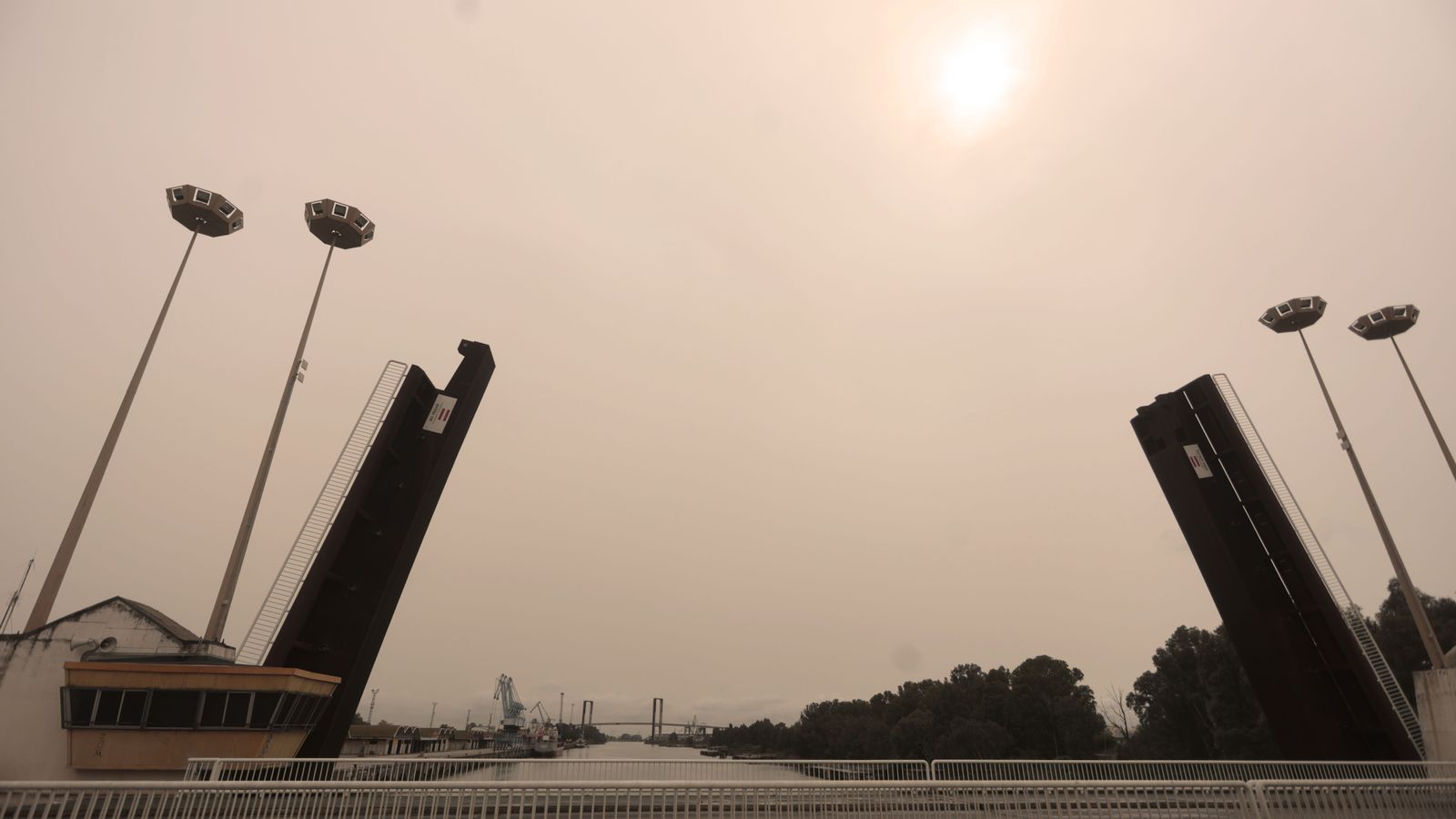Un nuevo día de calima y lluvia de barro en Sevilla