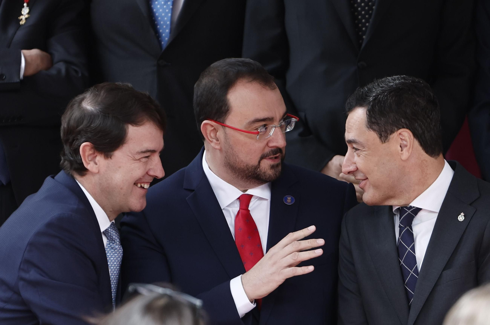 -El presidente de la Junta de Castilla y León, Alfonso Fernández Mañueco (i), conversa con el del Principado de Asturias, Adrián Barbón y Juanma Moreno.