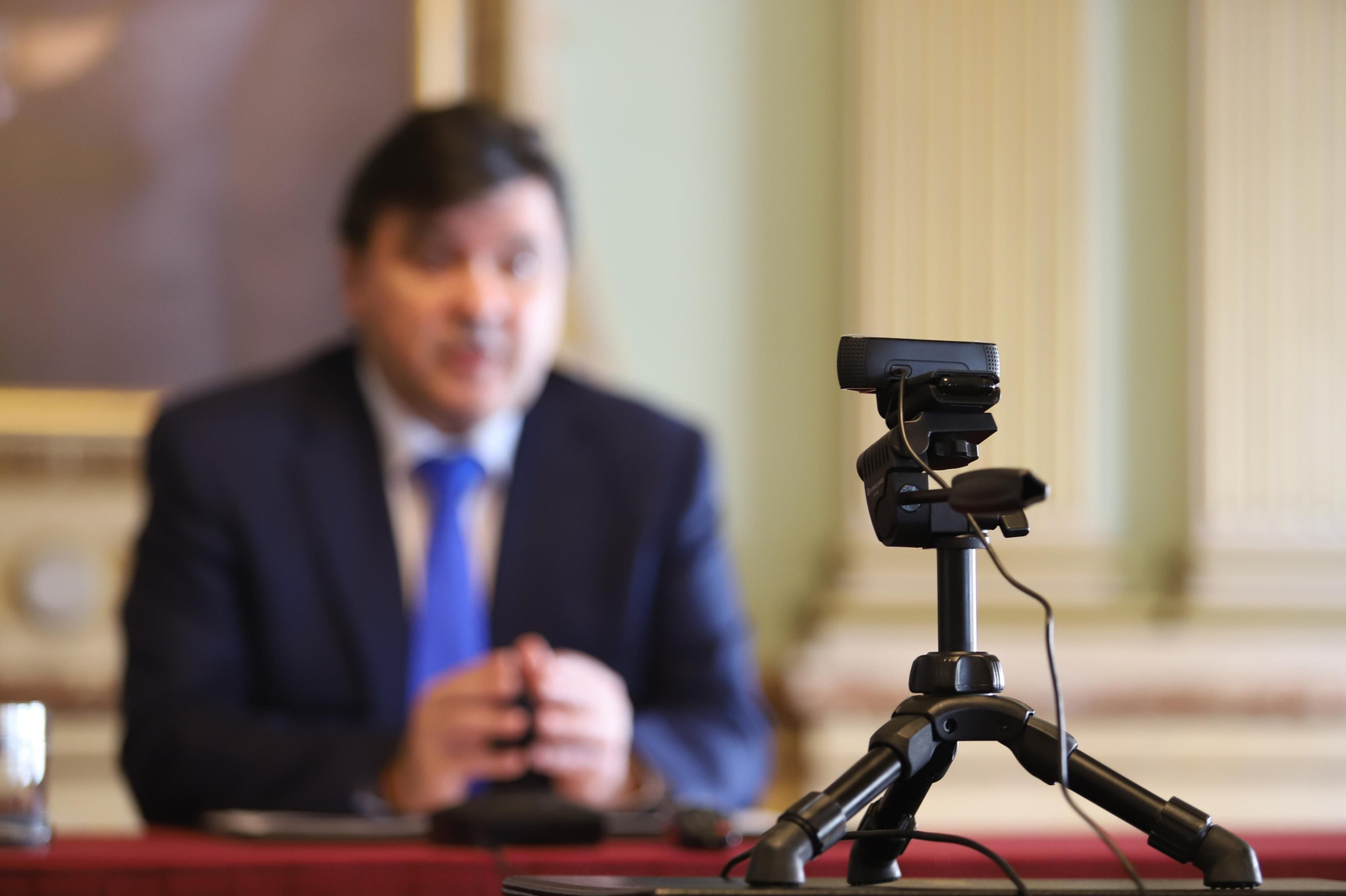 Imágenes de la primera rueda de prensa telemática del alcalde de Huelva Gabriel Cruz