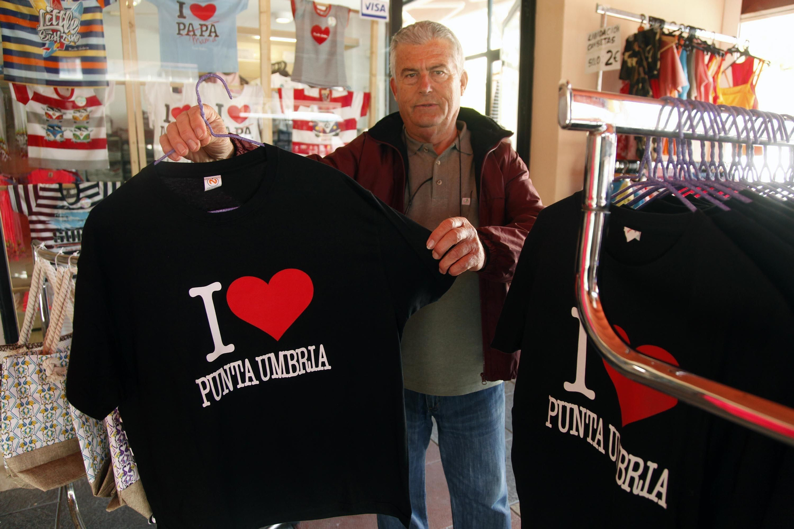 Comerciante con una camiseta de ‘I love Punta Umbría’.