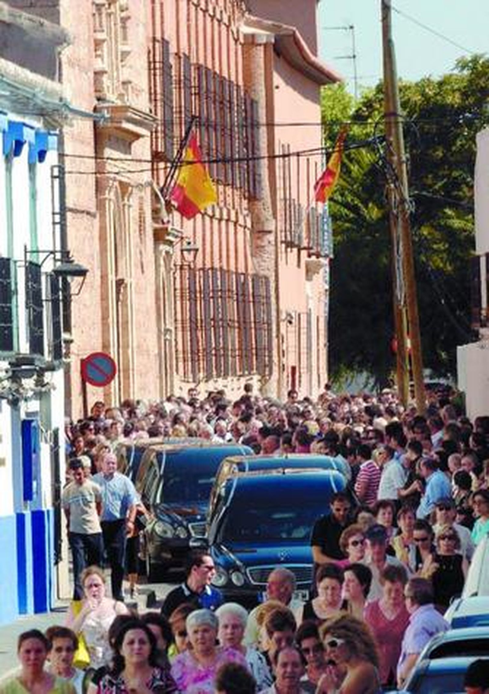 Cortejo fúnebre en las calles de Almagro, ayer.
