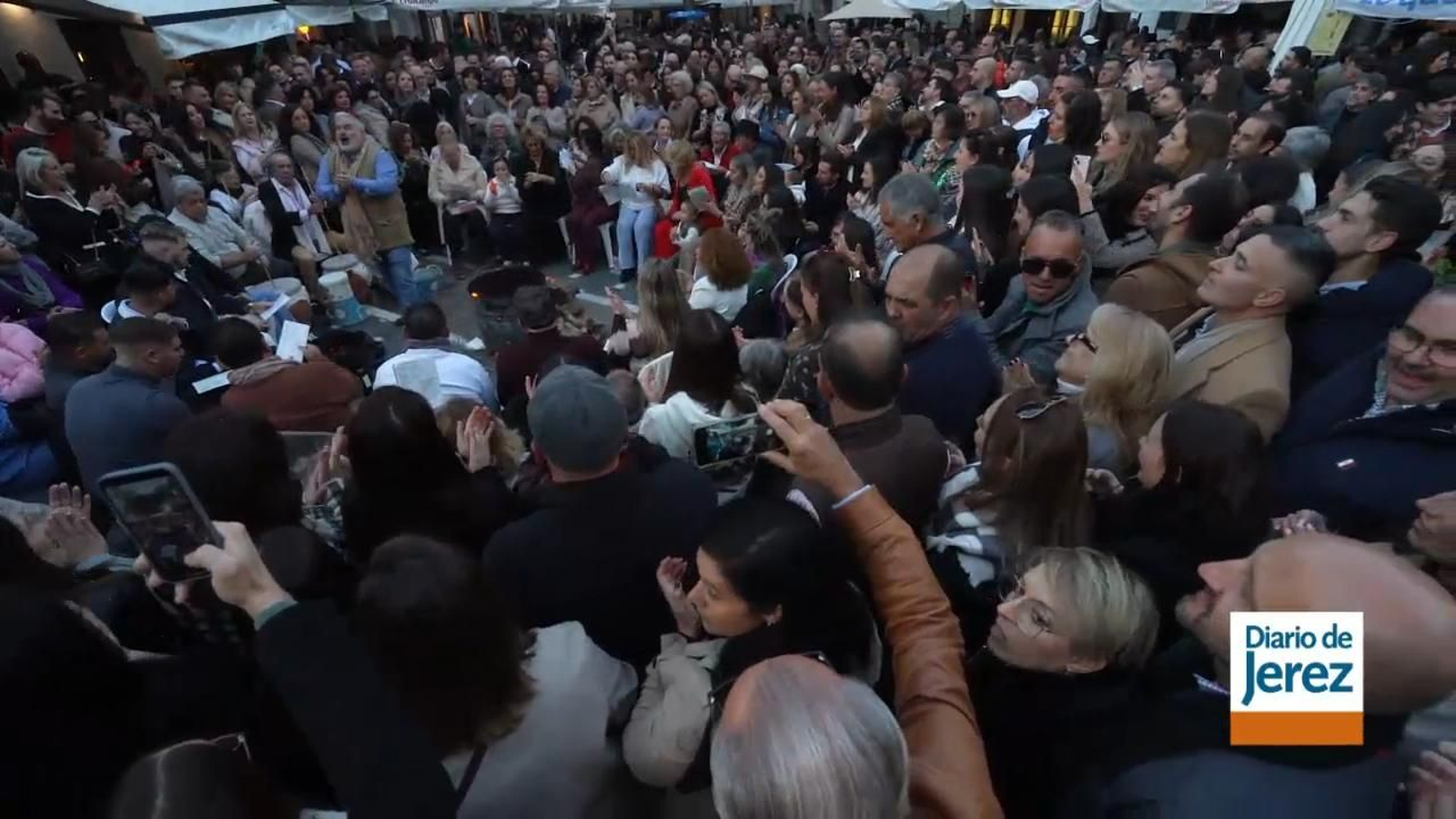 Ambiente el primer día de zambombas en el centro de Jerez.