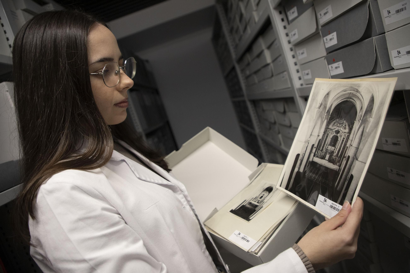 Una de las personas contratadas muestra una de las imágenes digitalizadas