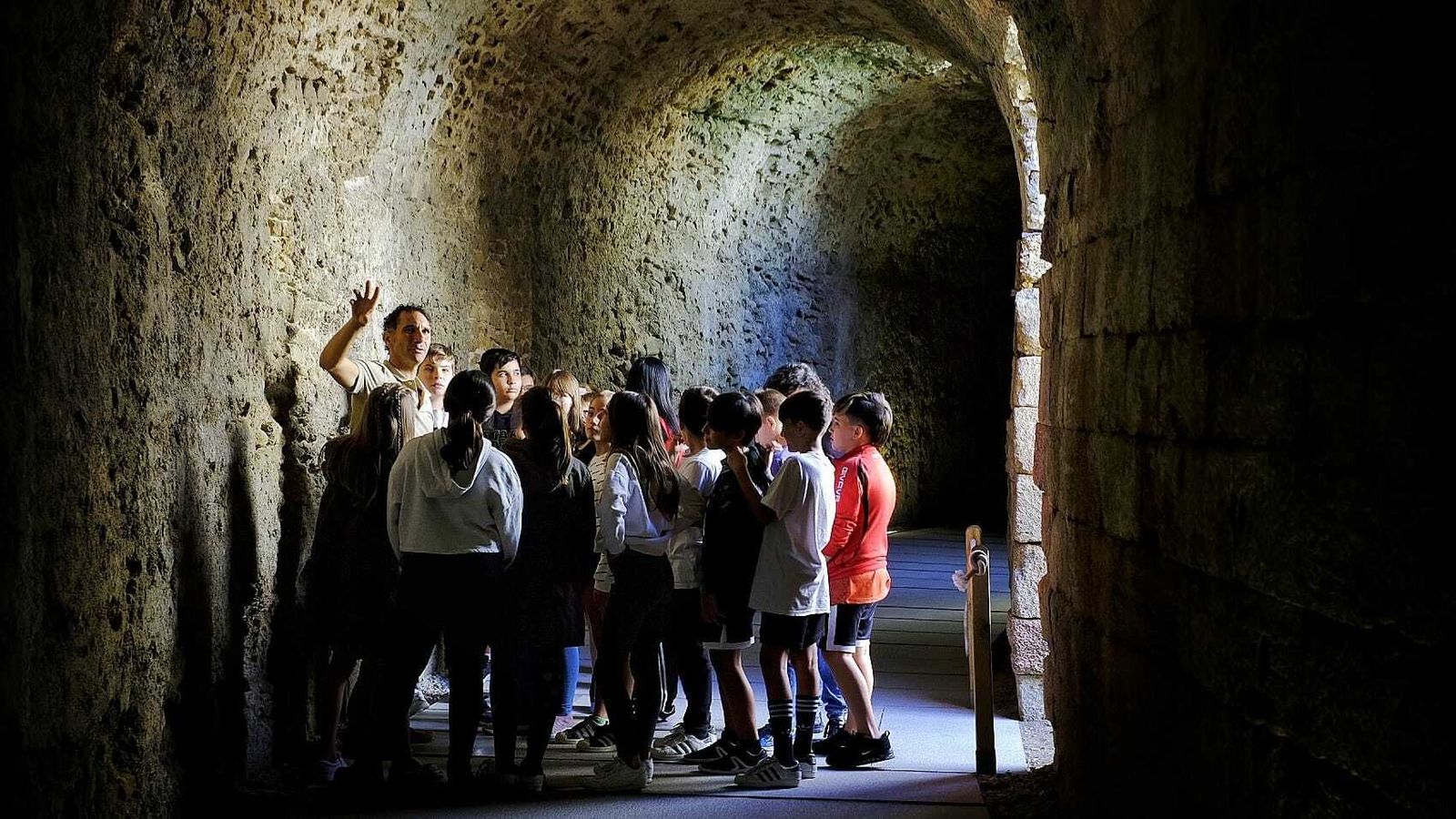 Los alumnos del CEIP Celestino Mutis participan en la primera visita de la campaña 'Conoce los enclaves'.