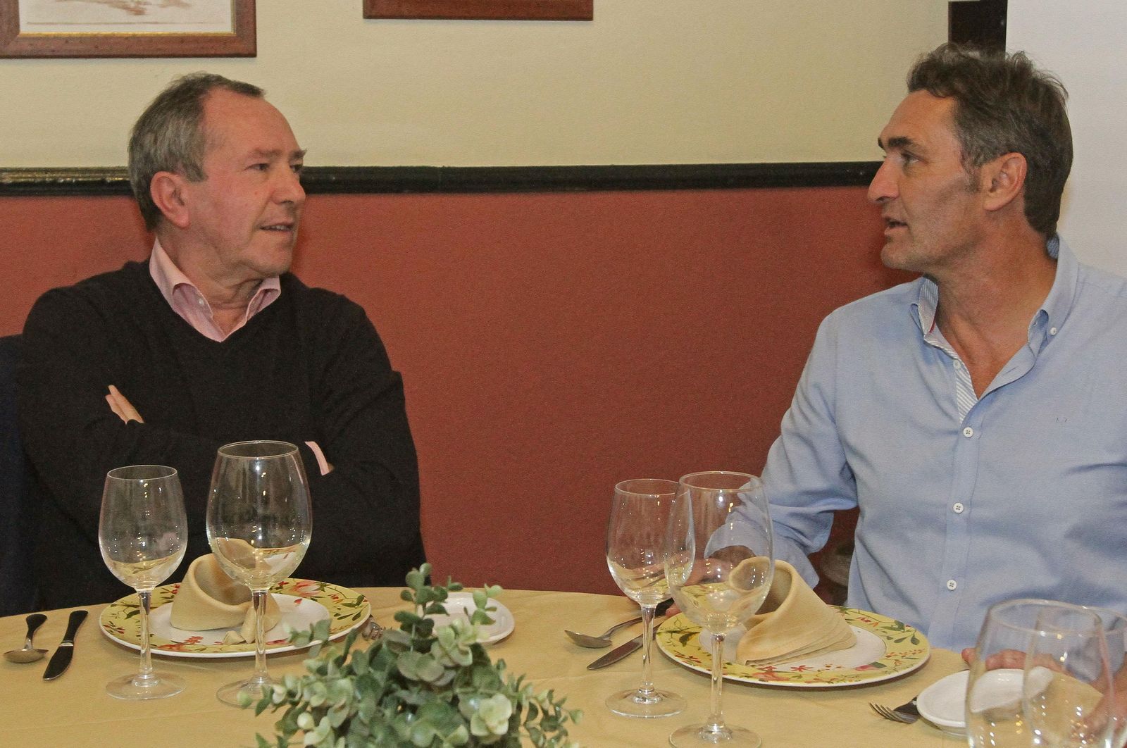 Moreno y Aldana conversan antes de iniciarse el almuerzo.