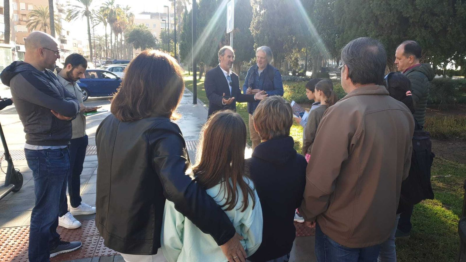 El concejal de Ciudad Activa, Movilidad Urbana y Deporte y la Empresa Viciplus SL explican al alumnado, docentes, madres y padres, los caminos seguros que se han diseñado para ir al CEIP Rafael Alberti y Mar Mediterráneo de Almería.