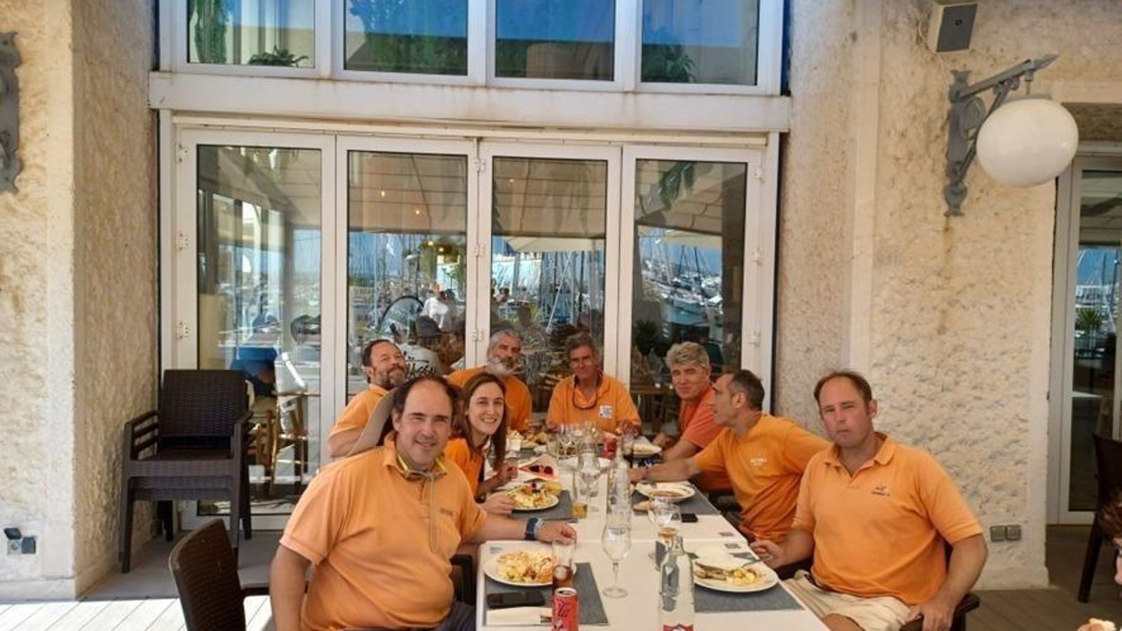 Los miembros de la Tripulación Odesius tras finalizar la jornada en el resturante La Terraza del Hotel Puerto Sherry.