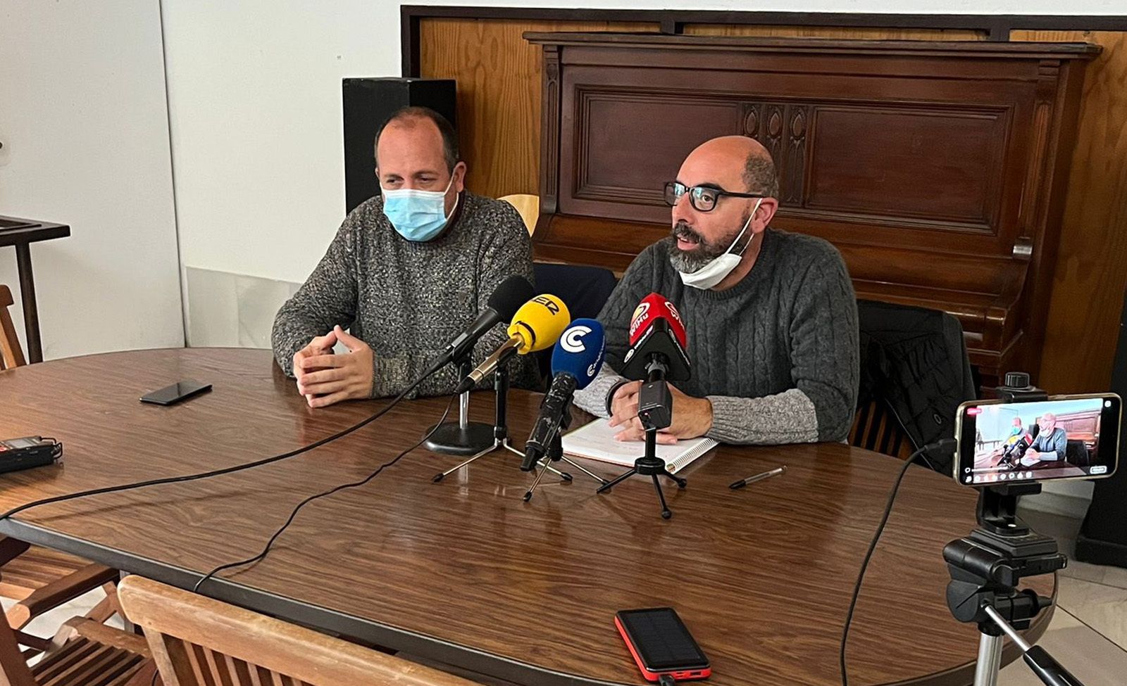 Juan José Santana (d) en la presentación de "Ayamonte Ahora"