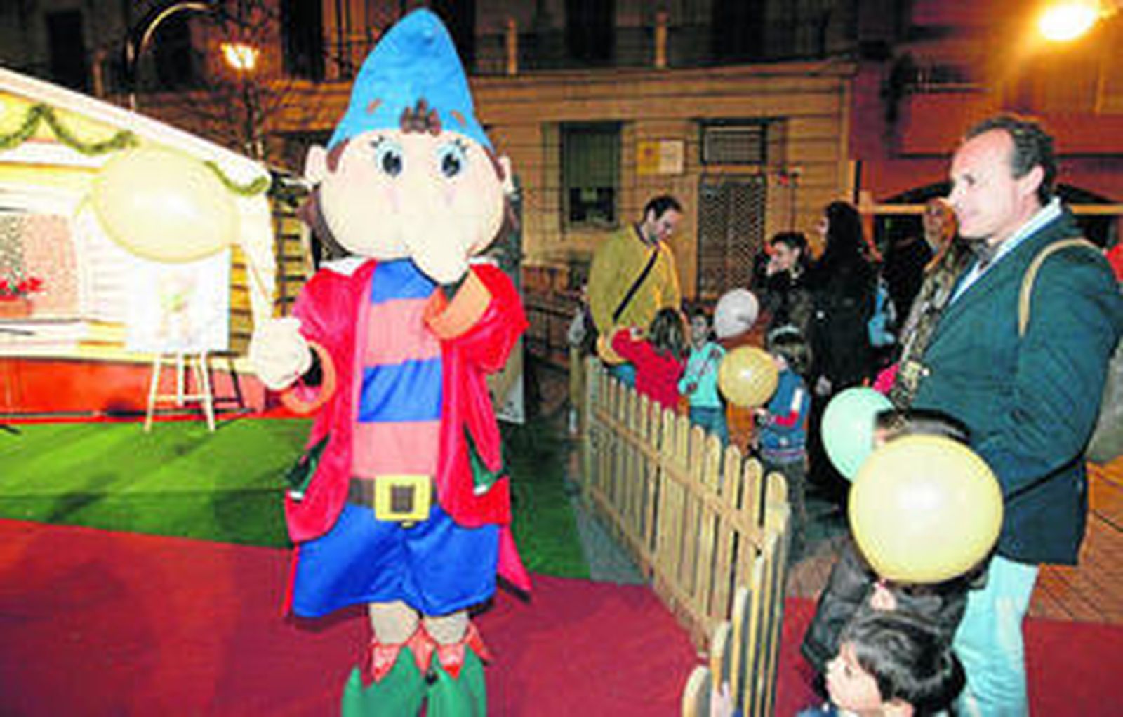 El Duende Moci, junto a un grupo de padres y niños.