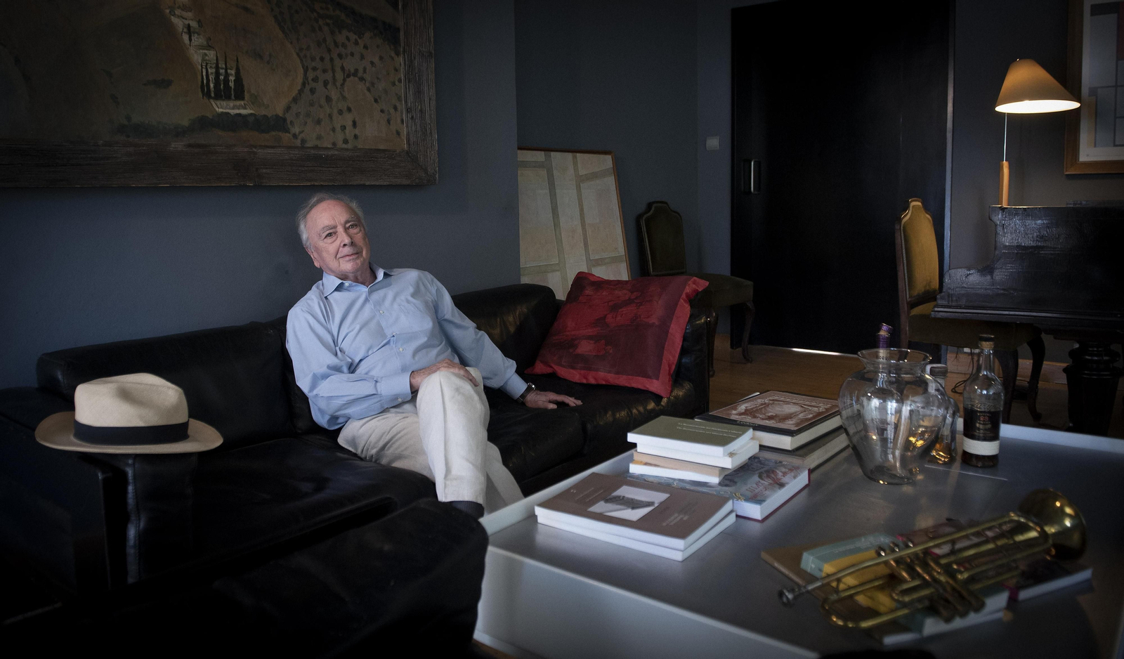 Luis Fernando Gómez-Stern, en el salón de su casa.