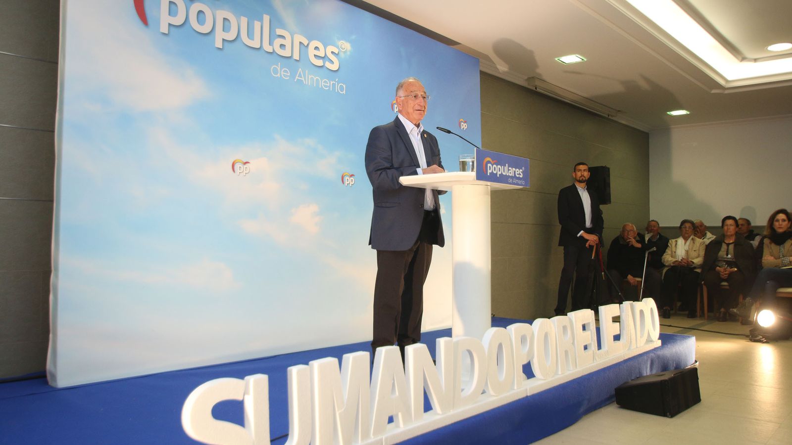 Gabriel Amat, presidente del PP de Almería, se dirige a los asistentes en el restaurante El Edén.