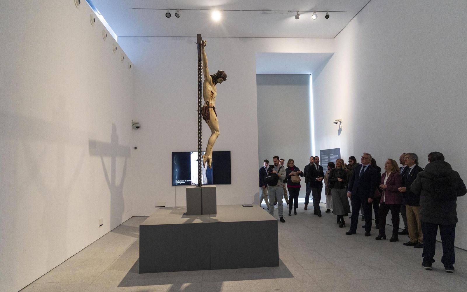 Imágenes de la presentación de la restauración del Cristo de la Misericordia de Granada.