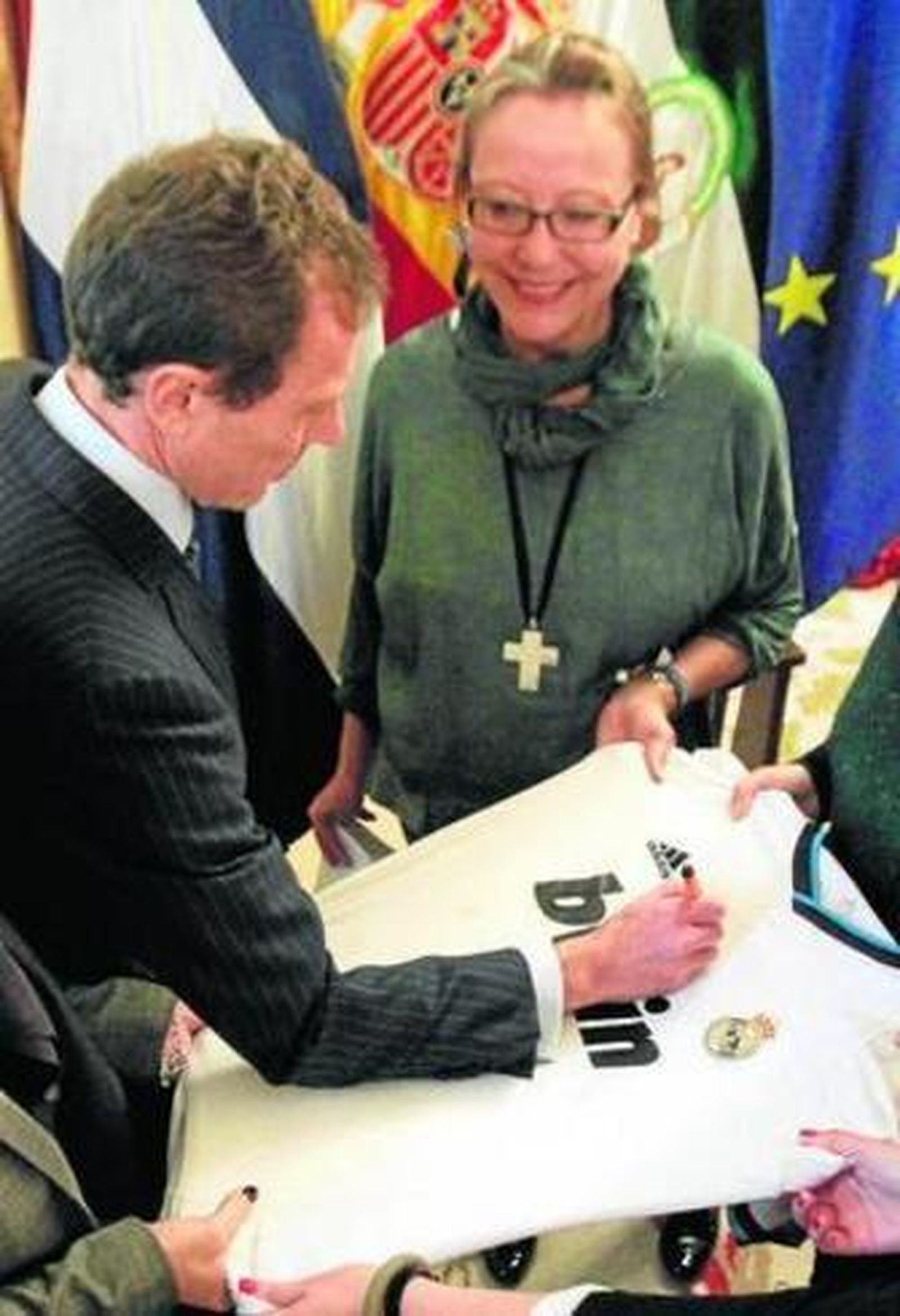 Butragueño, firmando una camiseta del Real Madrid junto a Felisa Rosado.