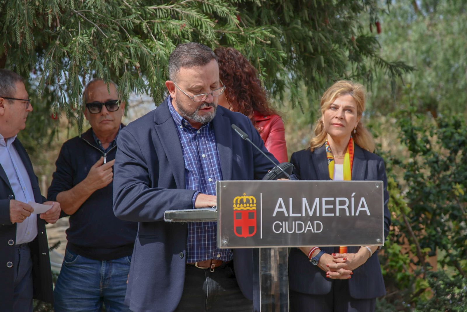 Las imágenes de la plantación de un olivo y el entierro de una cápsula del tiempo