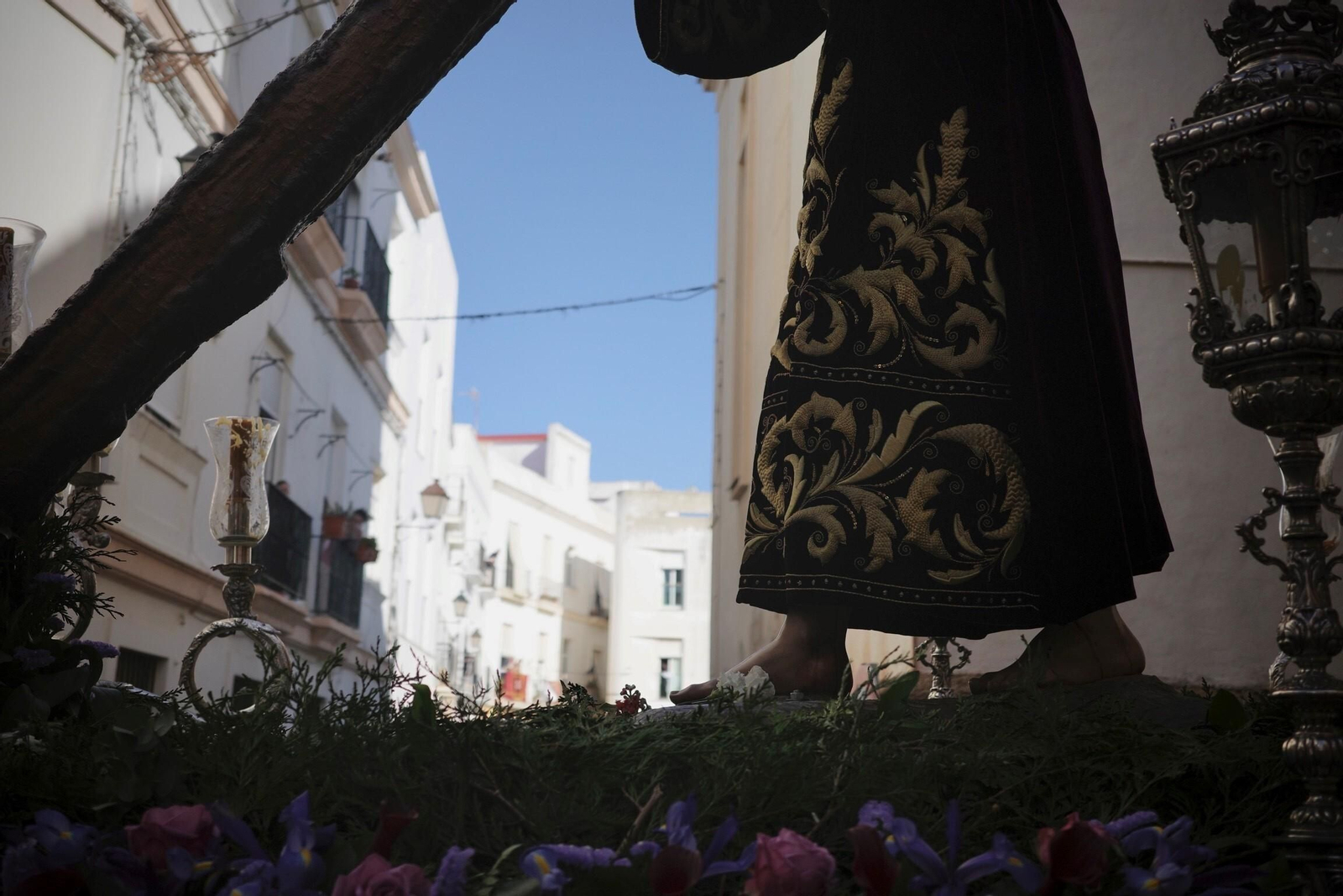 Las imágenes de la primera procesión del Nazareno de la Obediencia en Cádiz
