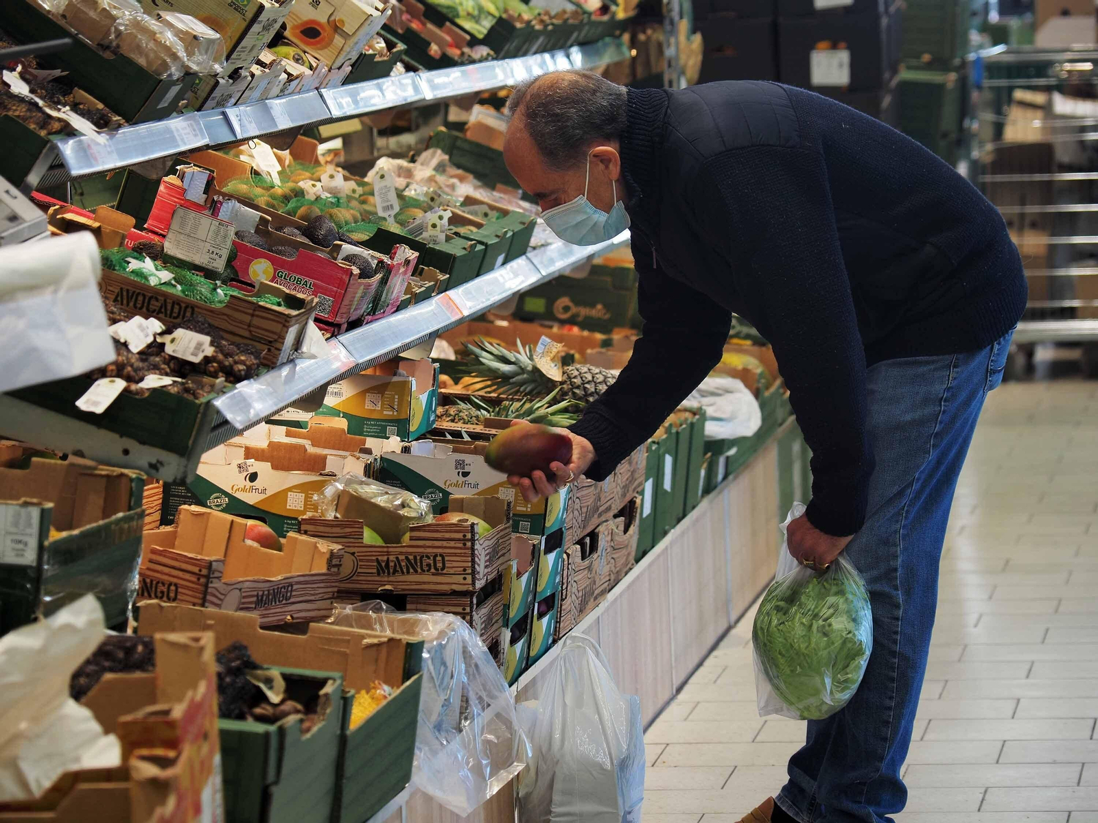 Un hombre compra fruta en un supermercado de Vila real, este sábado