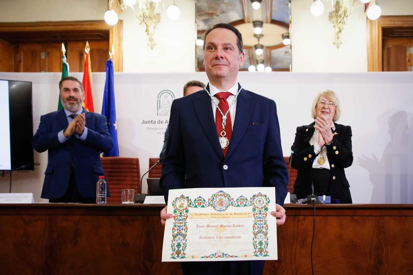 Juan Manuel Martín Robles tras su discurso de Ingreso en la Academia de la Historia de Andalucía.