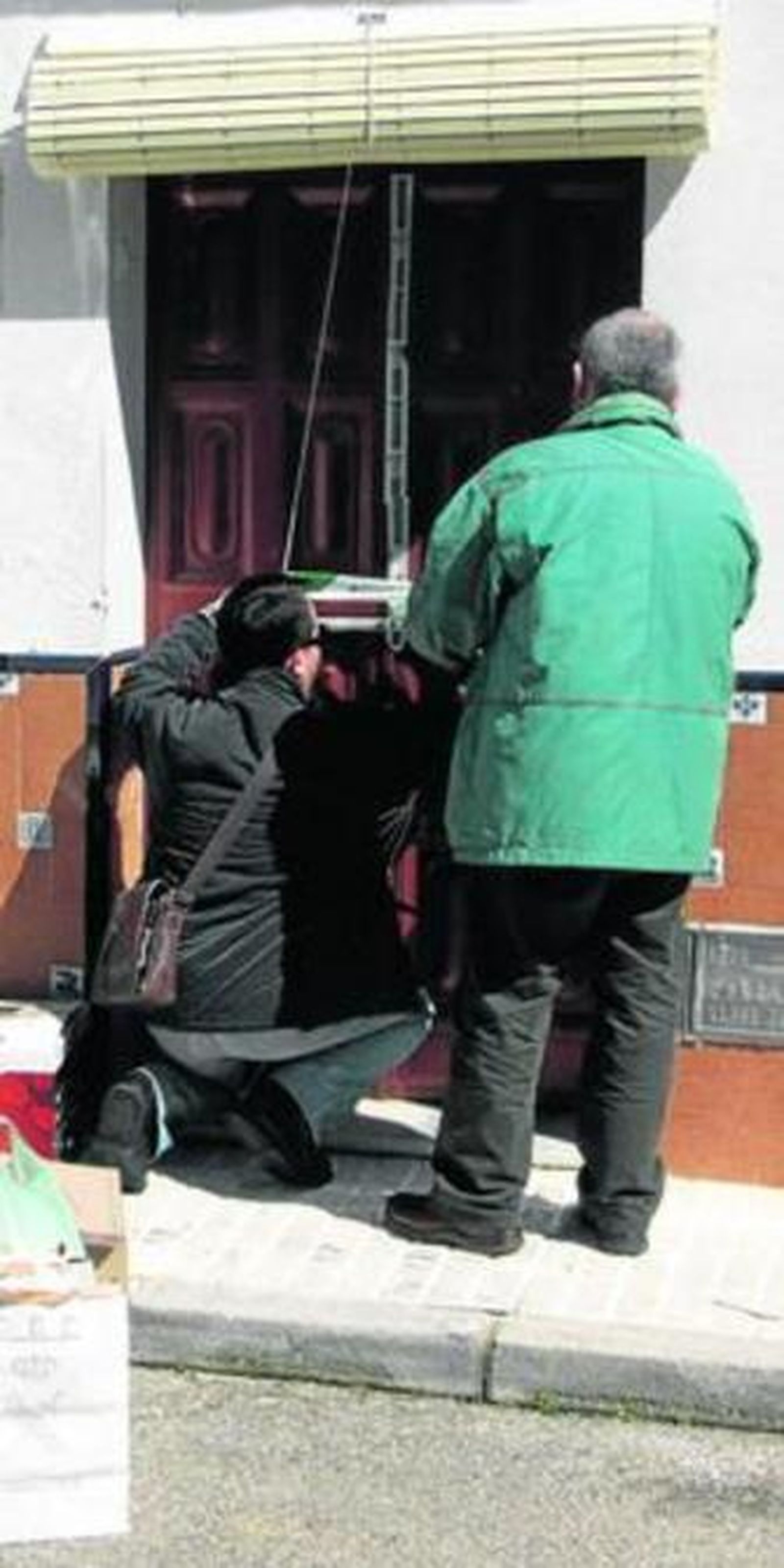 Dos guardias civiles de paisano precintan la casa, ayer por la mañana.
