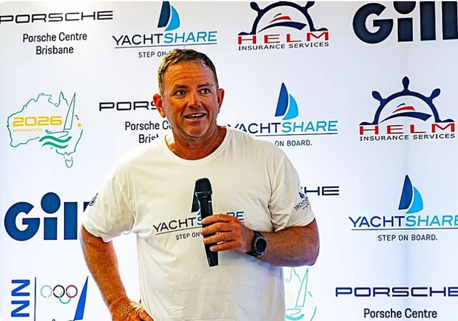 Rafa Trujillo durante su intervención en la ceremonia de clausura de la Finn Gold Cup en Brisbane.