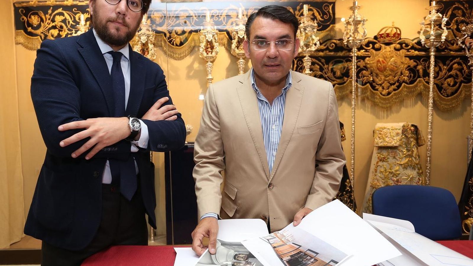 El arquitecto, Manuel Heredia; y el hermano mayor, Manuel González, durante la presentación.