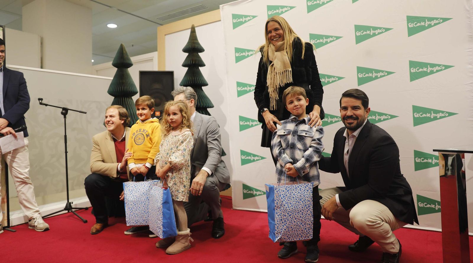 El Corte Inglés de Algeciras entrega los premios del concurso Dibuja y Pinta la Navidad