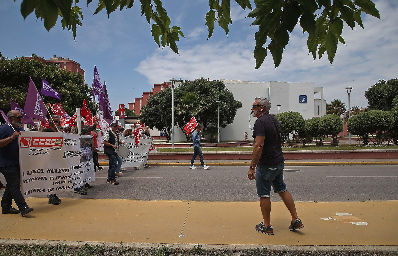La manifestación de la plantilla de la residencia de Tiempo Libre de La Línea, en imágenes