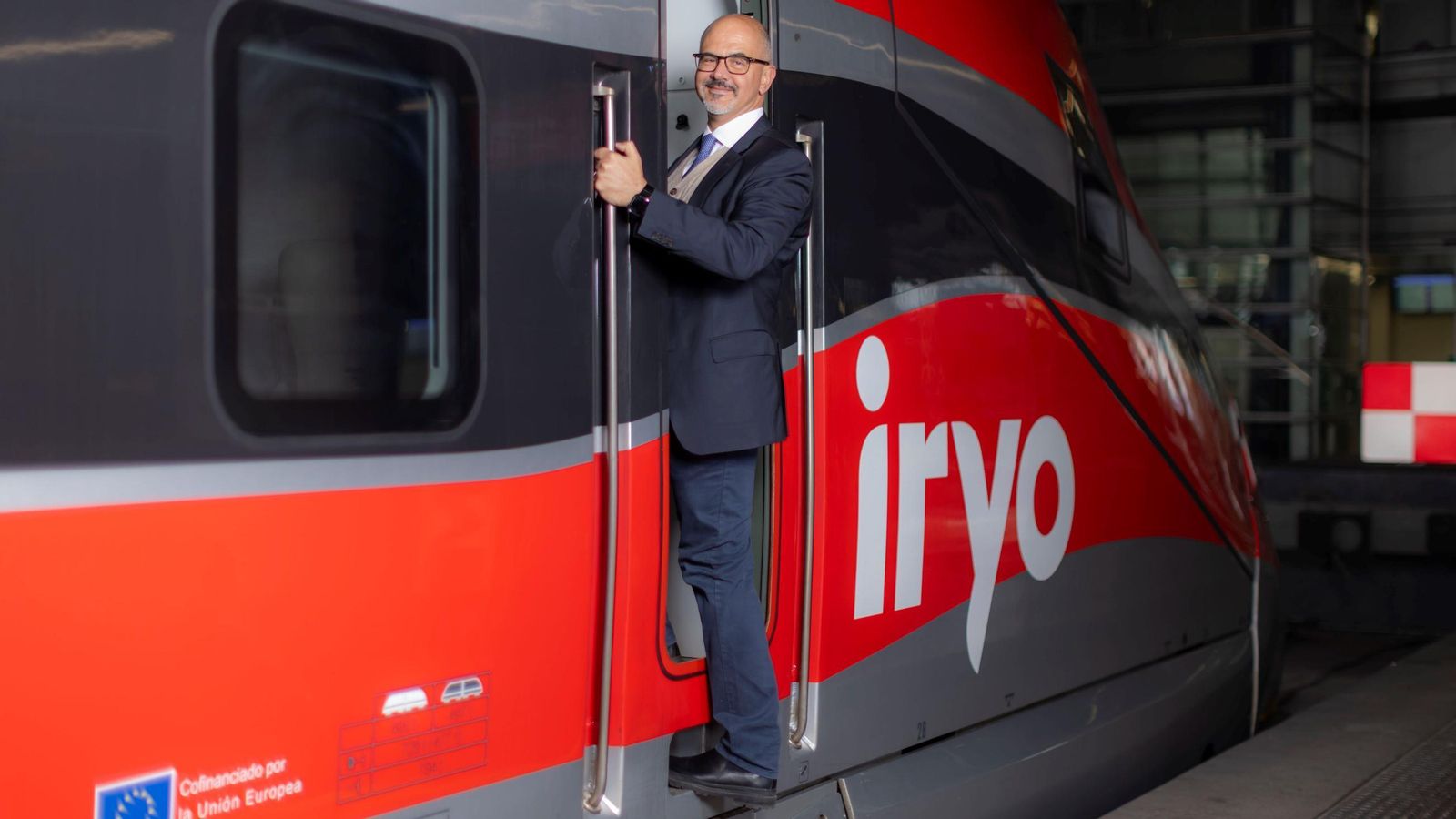 El CEO de la compañía accede a la cabina de unos de los trenes de Iryo.