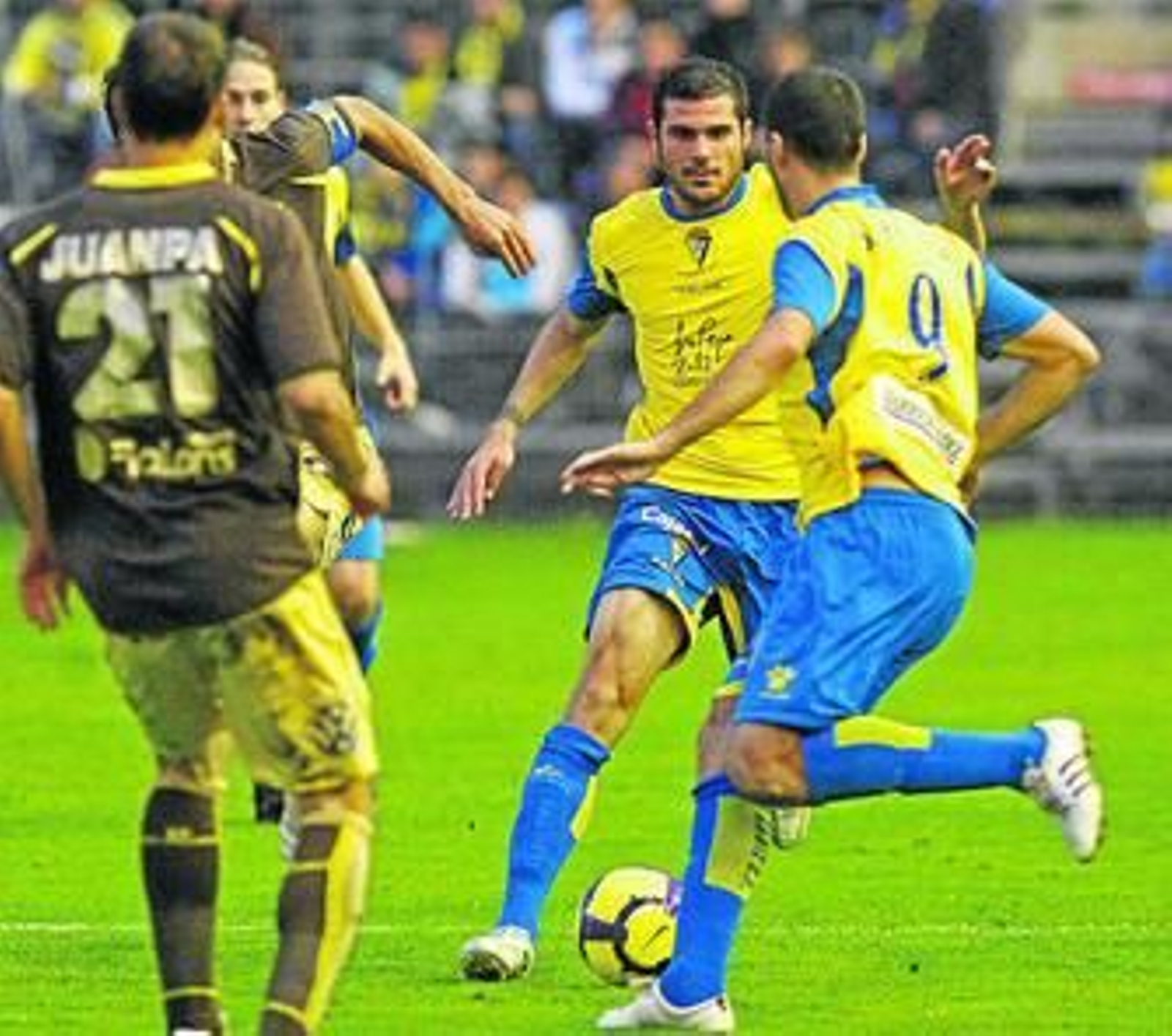 Nano conduce el balón en el partido ante Las Palmas cerca de Juampa, jugador al que dio el codazo.