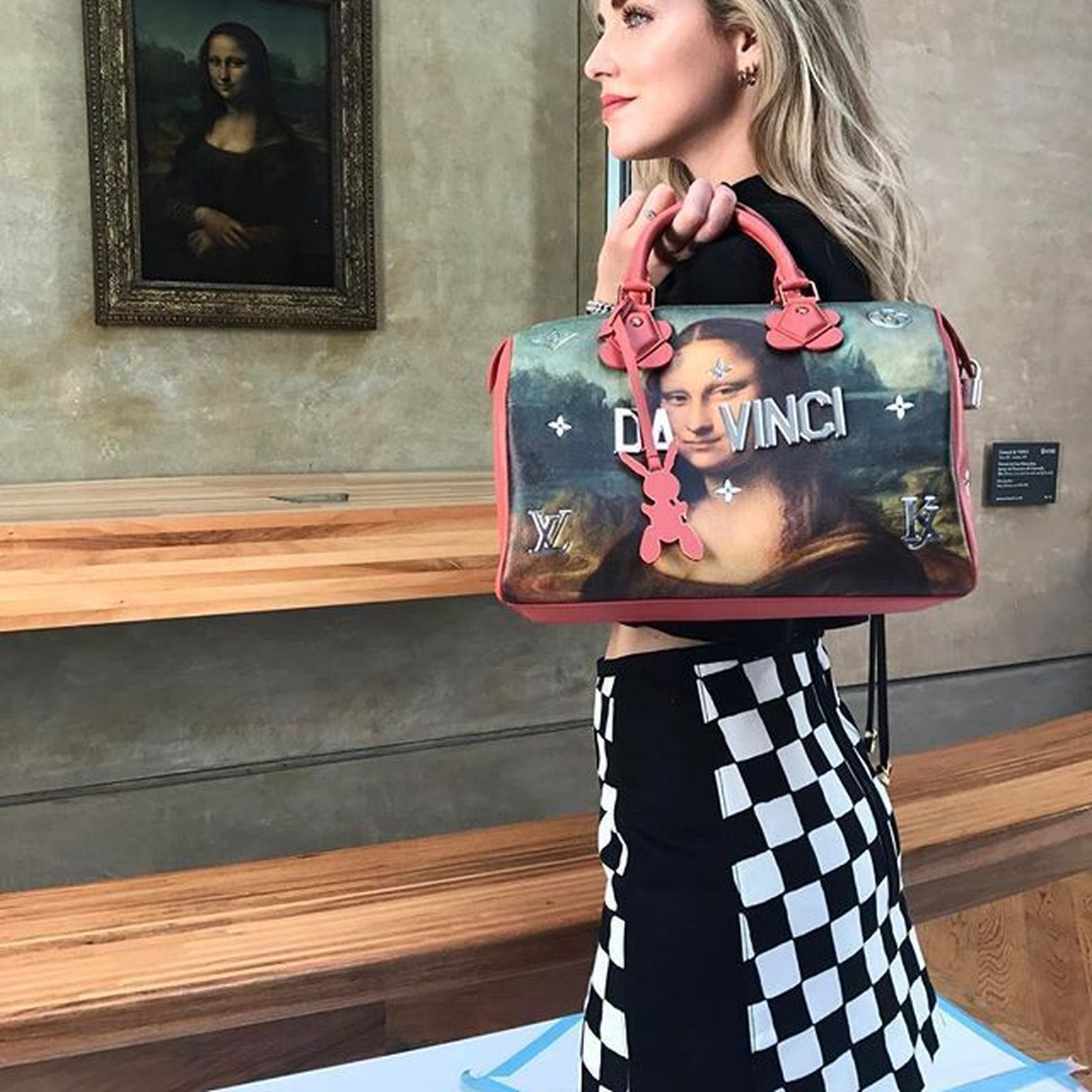 Chiara Ferragni, en el Louvre con uno de los bolsos de Vuitton.