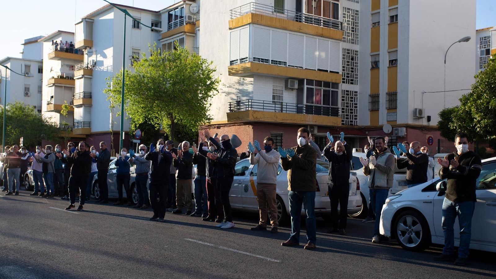 Taxistas recuerdan a su compañero fallecido, en la puerta de Urgencias del Macarena.