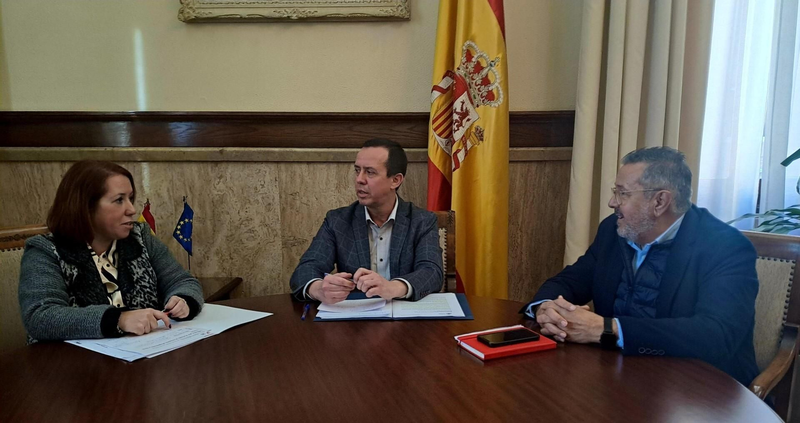 El subdelegado, José María Martín, durante la reunión con Carmen Vidal (UGT) y Antonio Valdivieso (CCOO)