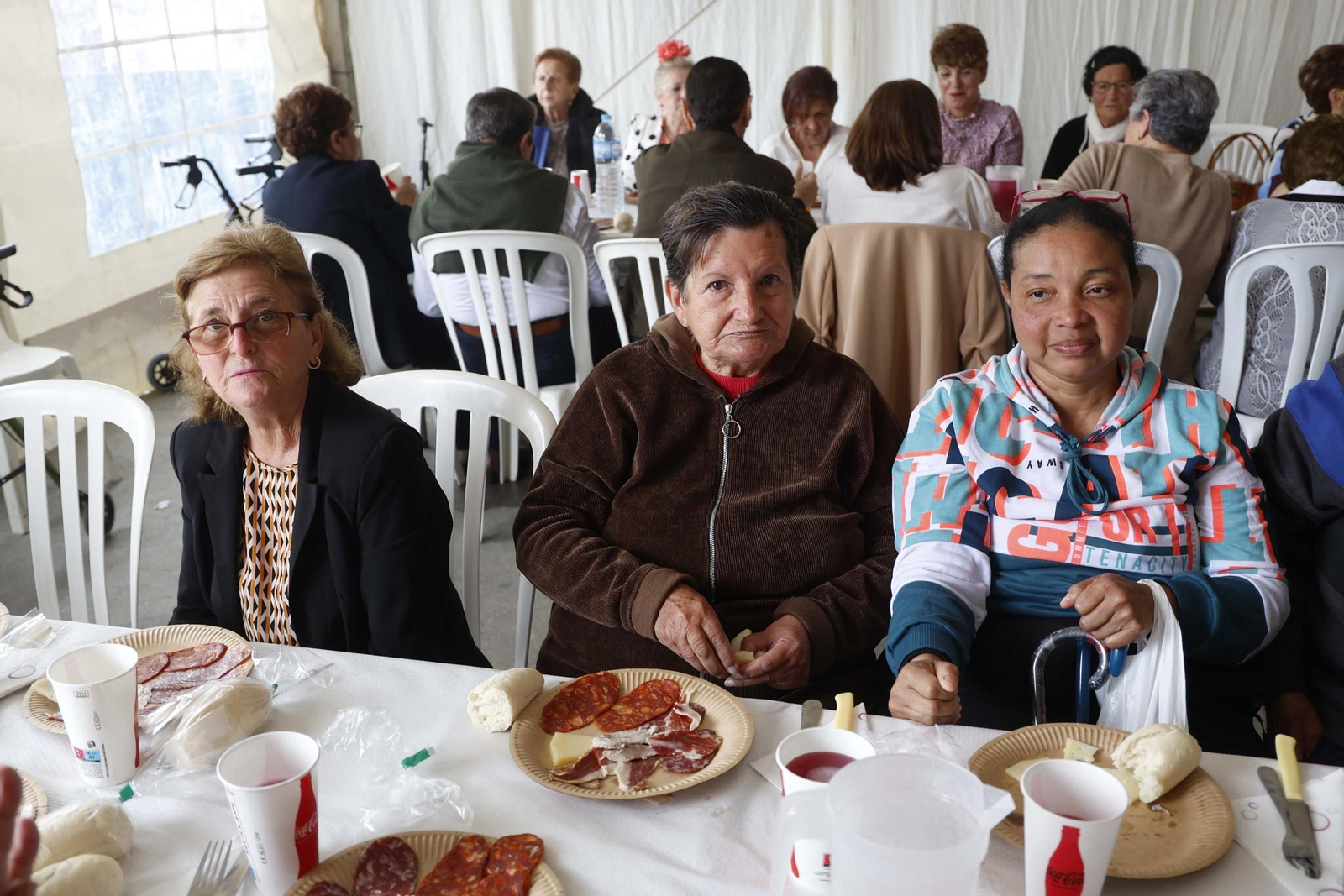 Fotos del almuerzo para mayores en la Feria de Castellar