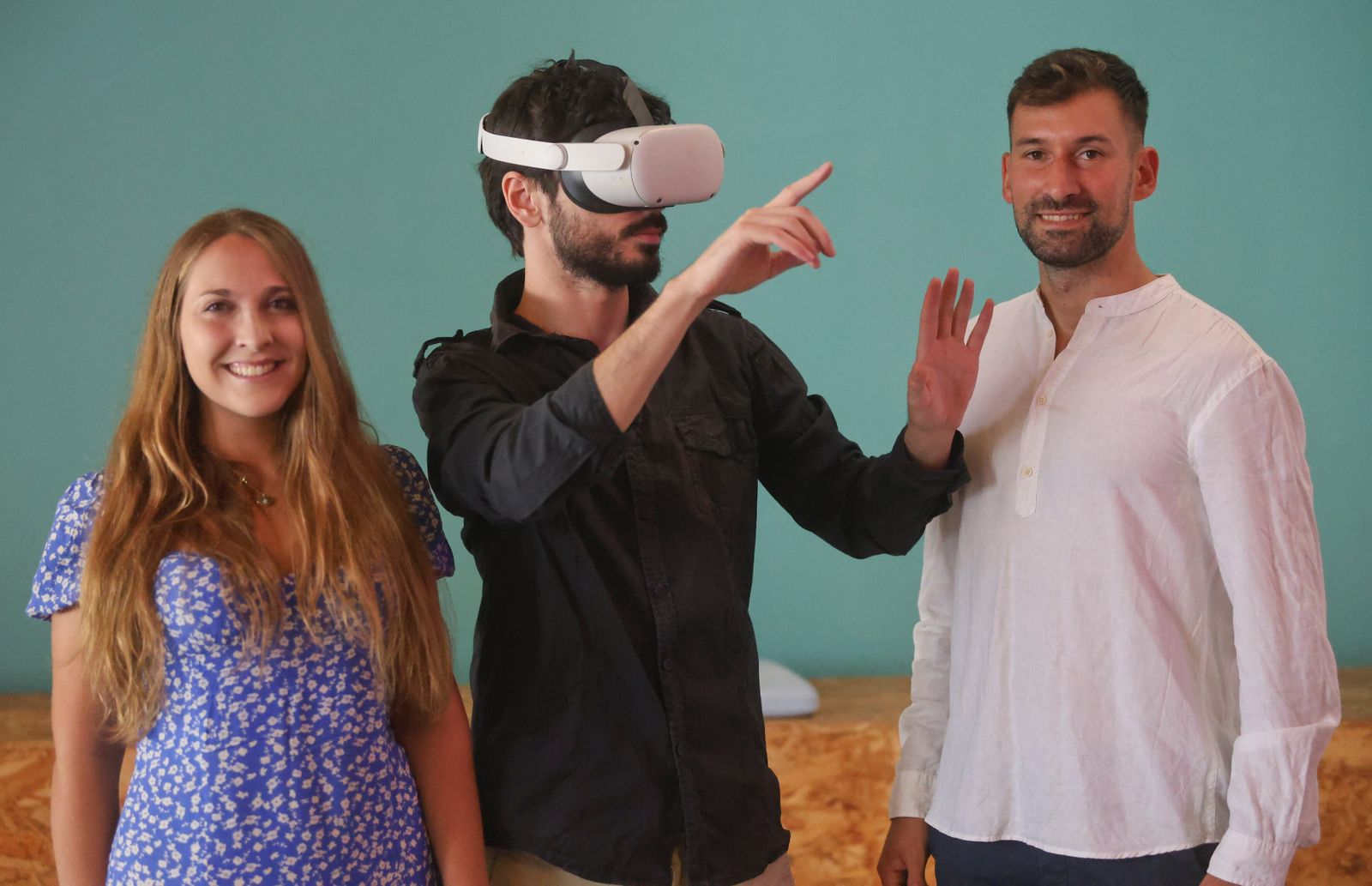 Parte del equipo de MetaMedicsVR posa junto a las gafas de realidad virtual que han desarrollado.