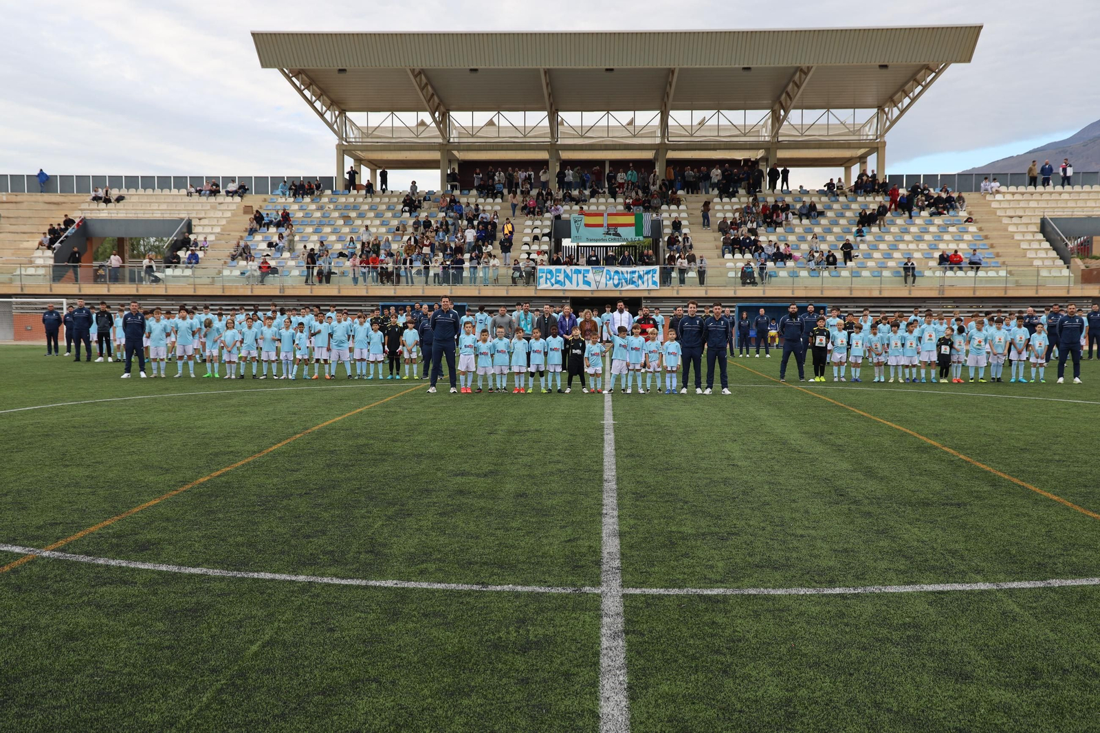 Los distintos equipos de las categorías inferiores del Poli Ejido posan sobre el terreno de juego del Campo Municipal de Santa María del Águila.