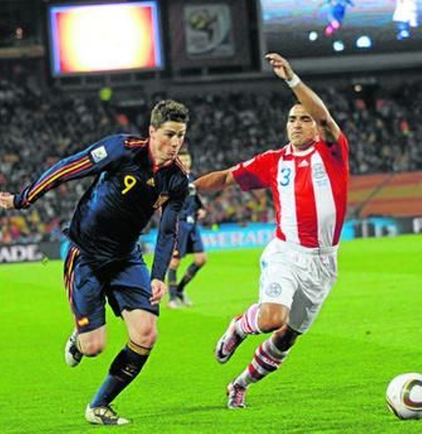 Fernando Torres intenta marcharse por velocidad de Morel.