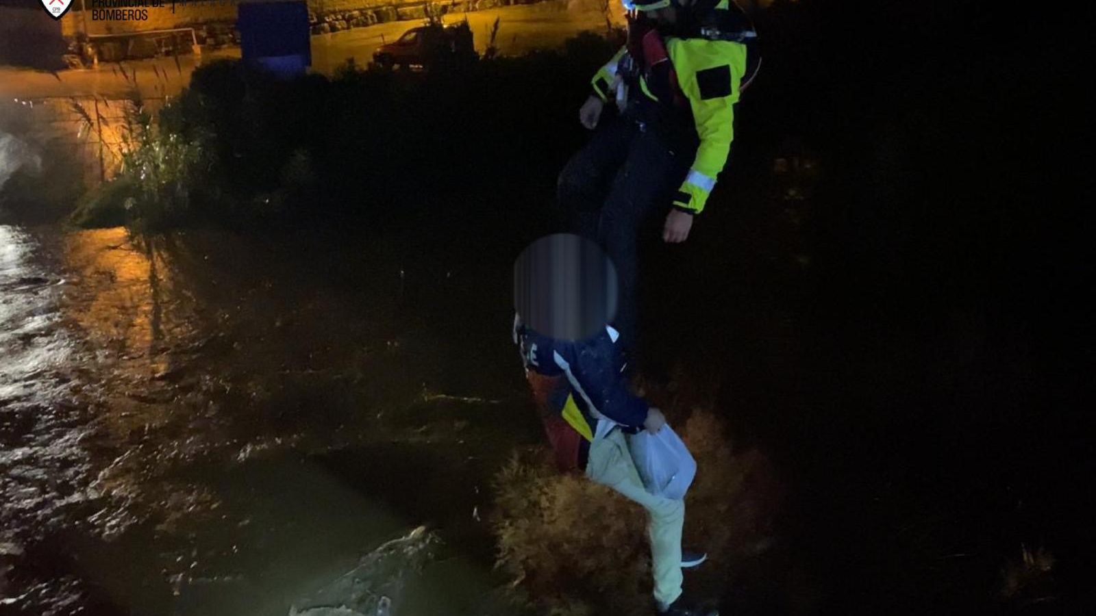 El rescate del hombre atrapado en su vehículo en Estepona.