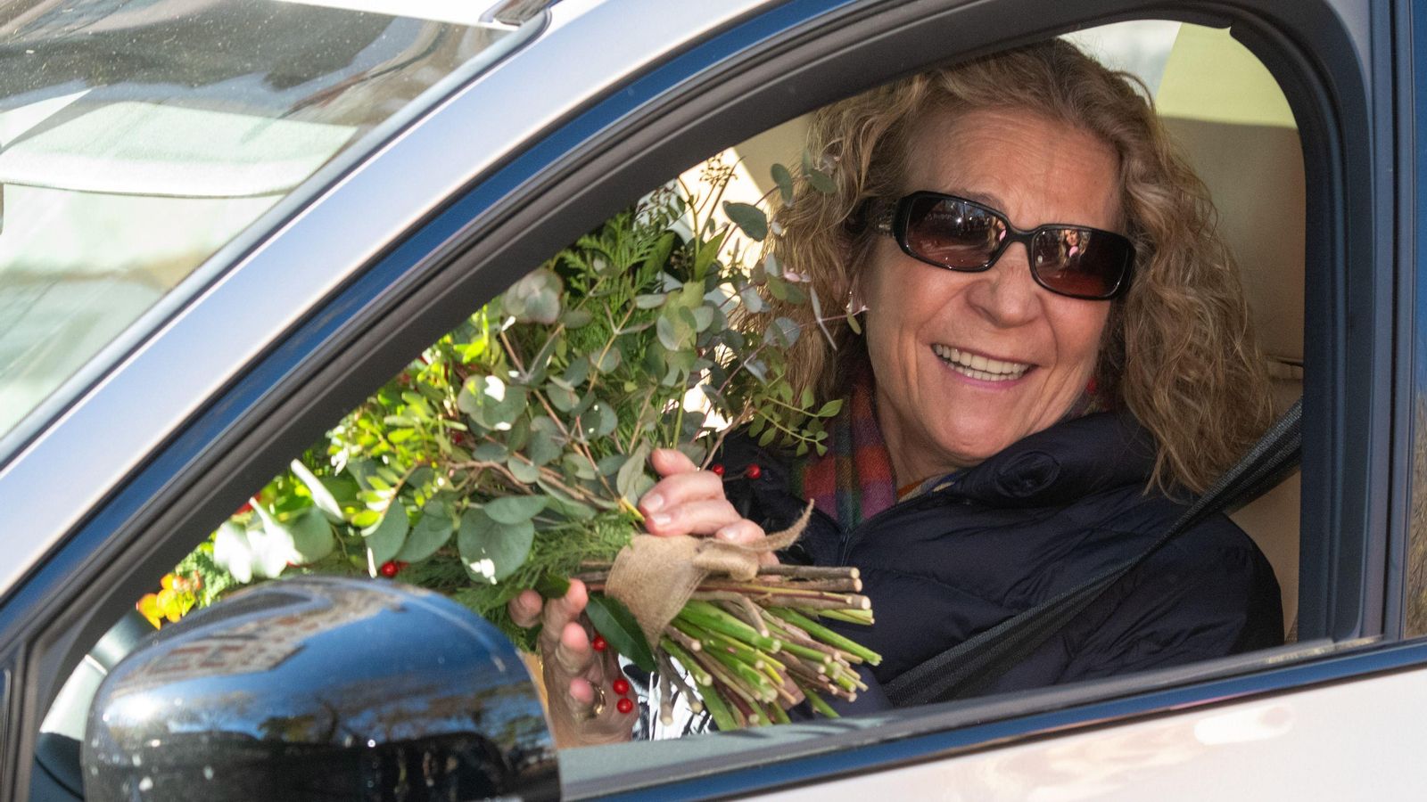Doña Elena, con un ramo, a su llegada al restaurante Doña Elena, con un ramo, a su llegada al restaurante