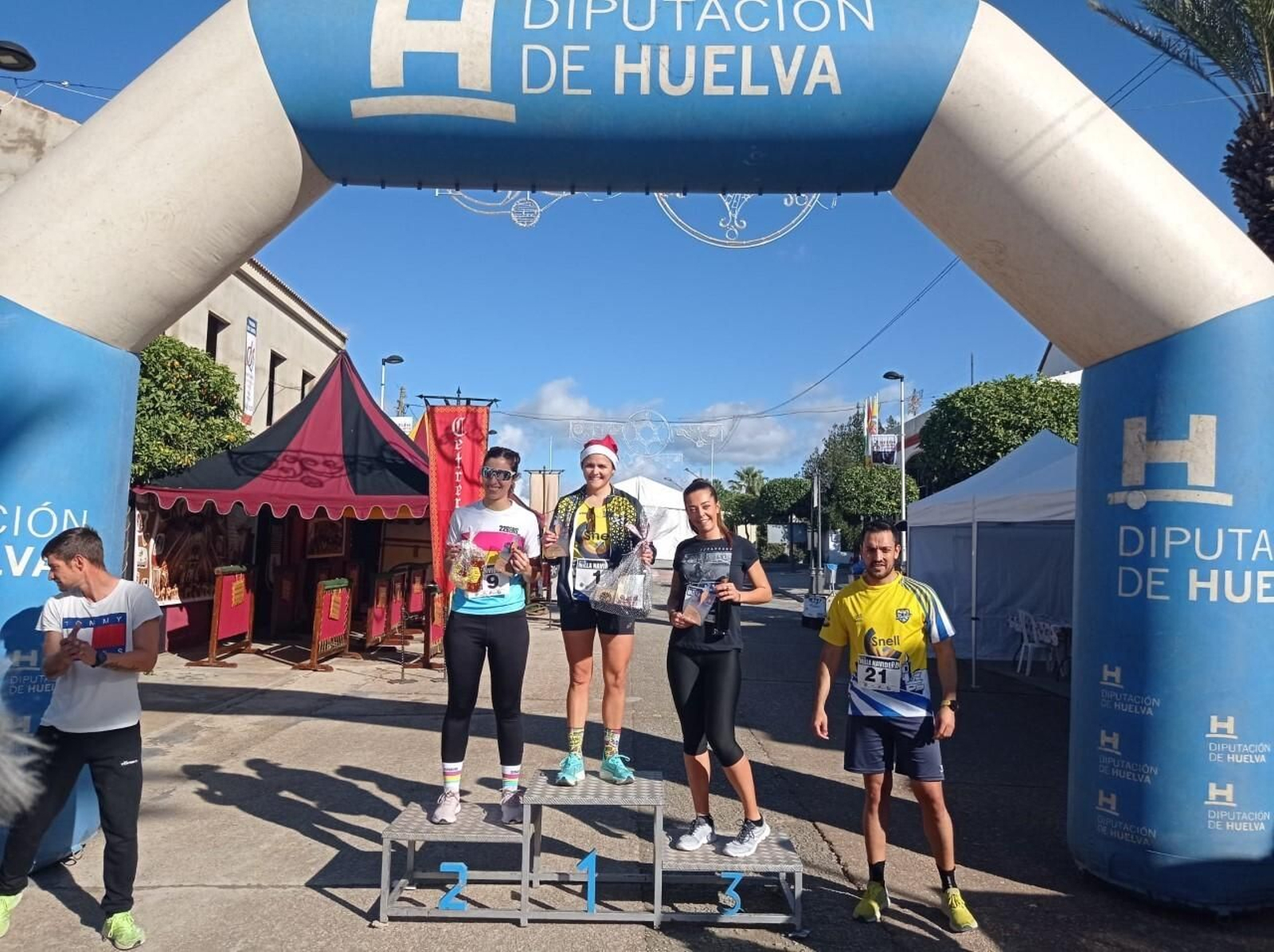 Podio femenino de la milla celebrada en Beas.