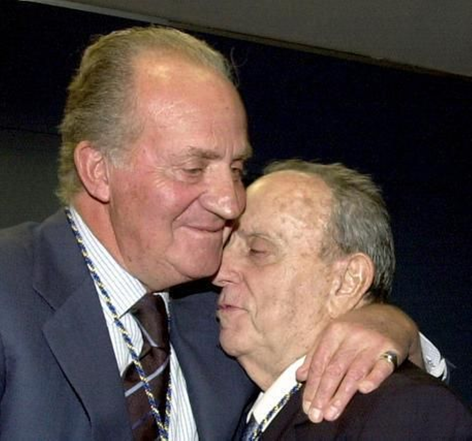El Rey abraza afectuosamente a Manuel Fraga en un acto conmemorativo del 25º aniversario de la Constitución. / EFE