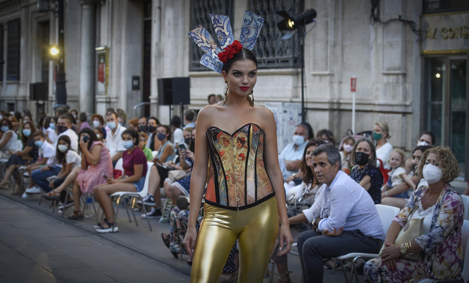 El desfile de moda flamenca de la Avenida de la Constitución, en imágenes