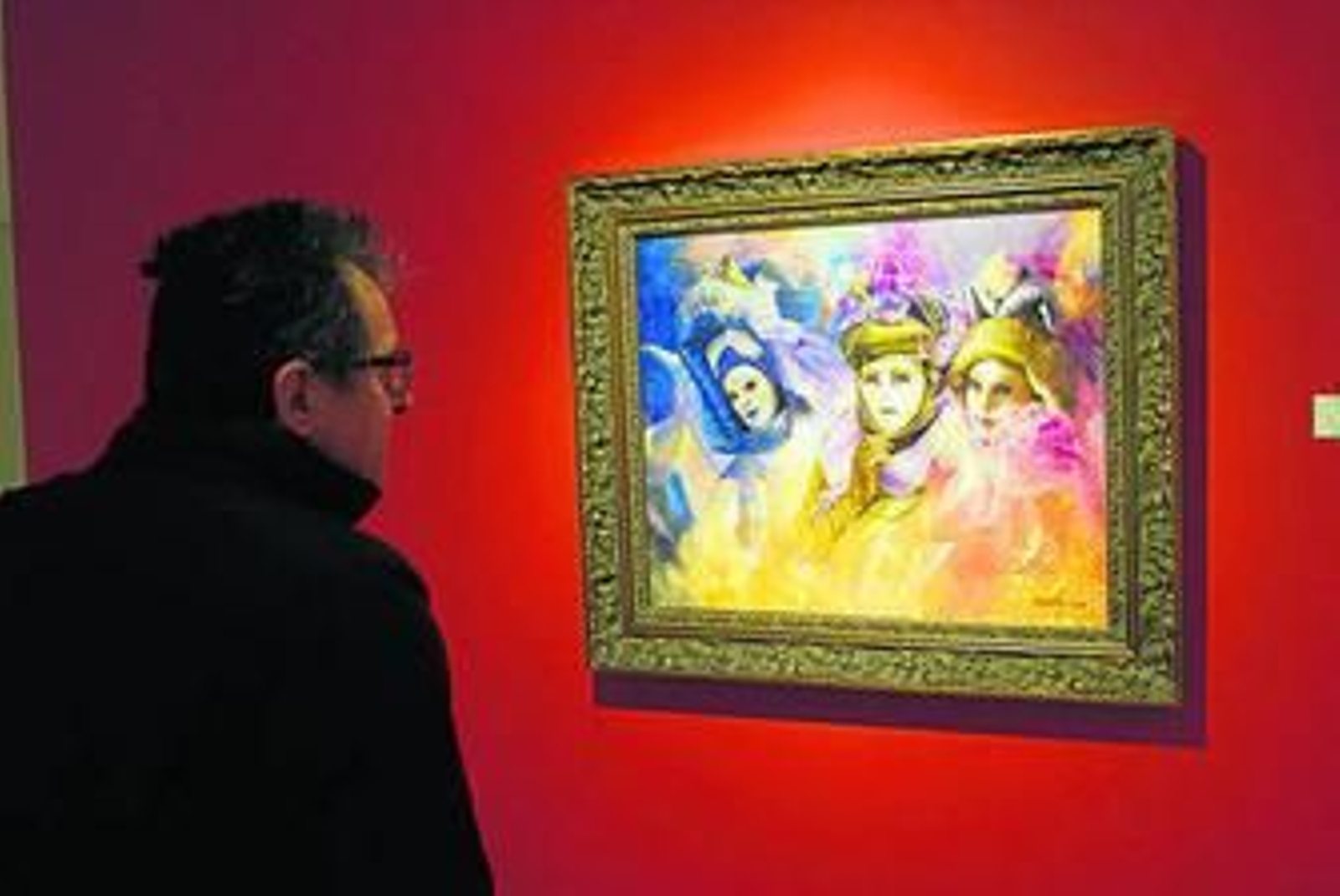 Un espectador contempla una de las obras de la exposición.