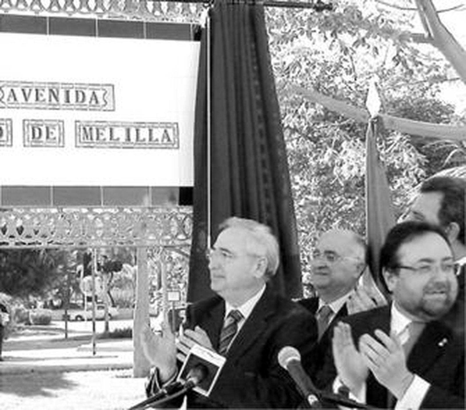 Villanova e Imbroda (izquierda) durante la inauguración de la Avenida Ciudad de Melilla.