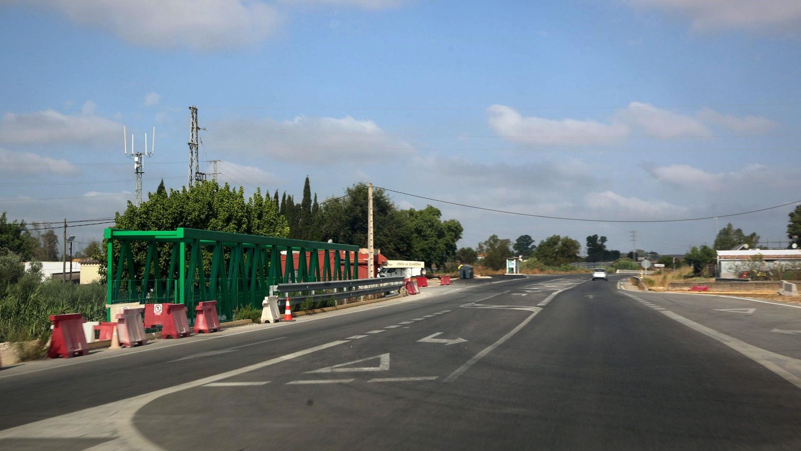 La nueva pasarela de la A-2003 ha sido instalada junto a La Guareña, a pocos kilómetros de La Barca.