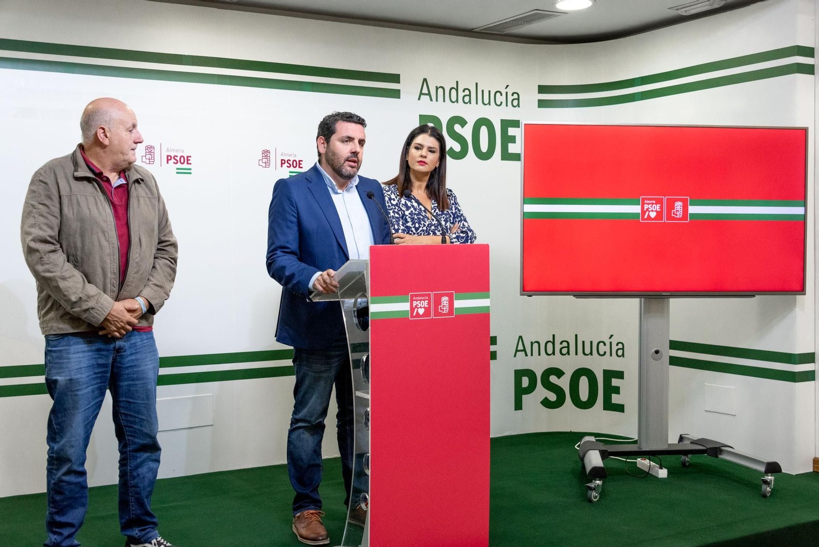 Antonio Gutiérrez, Juan Manuel Ruiz y Noemí Cruz en la sede del PSOE.