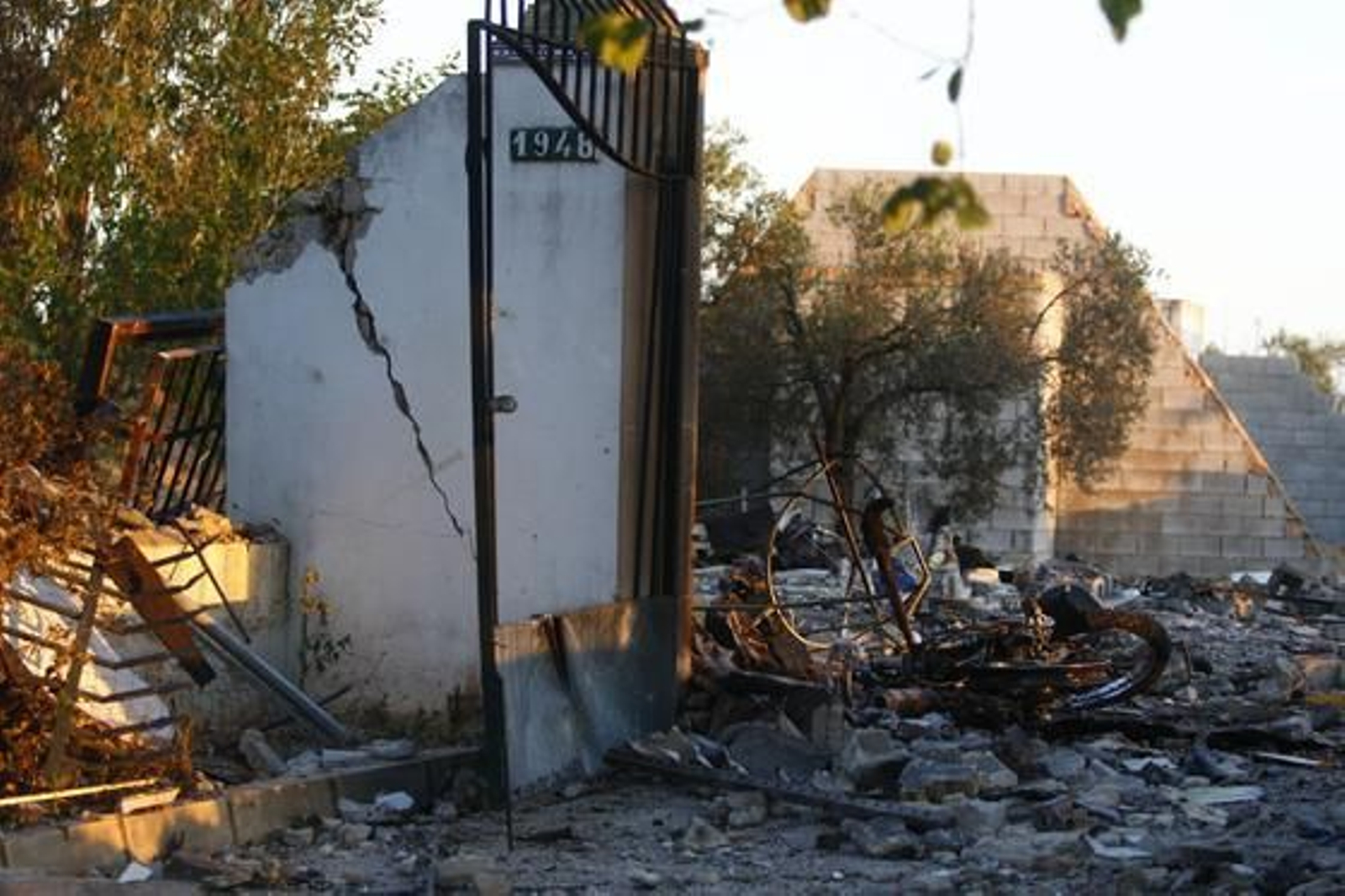 Agentes de los Tedax y de la Policía Judicial investigan las causas de la deflagración.

Foto: Belén Vargas