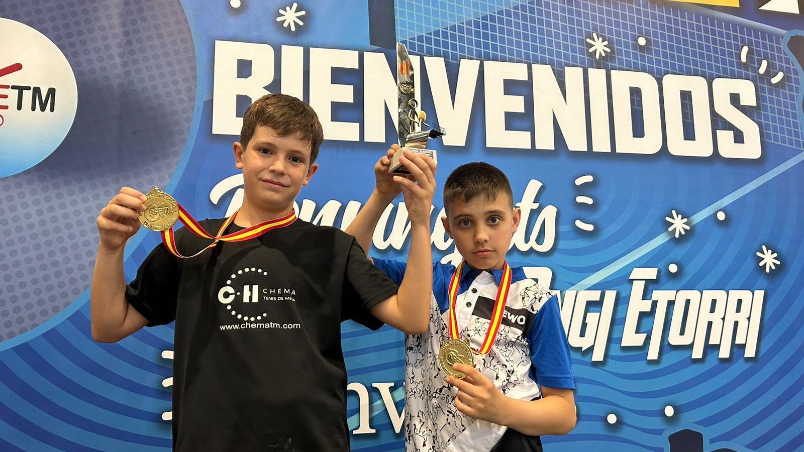 Javier Galán y Alexander Malov, con la medalla de oro y el trofeo de campeones de España.