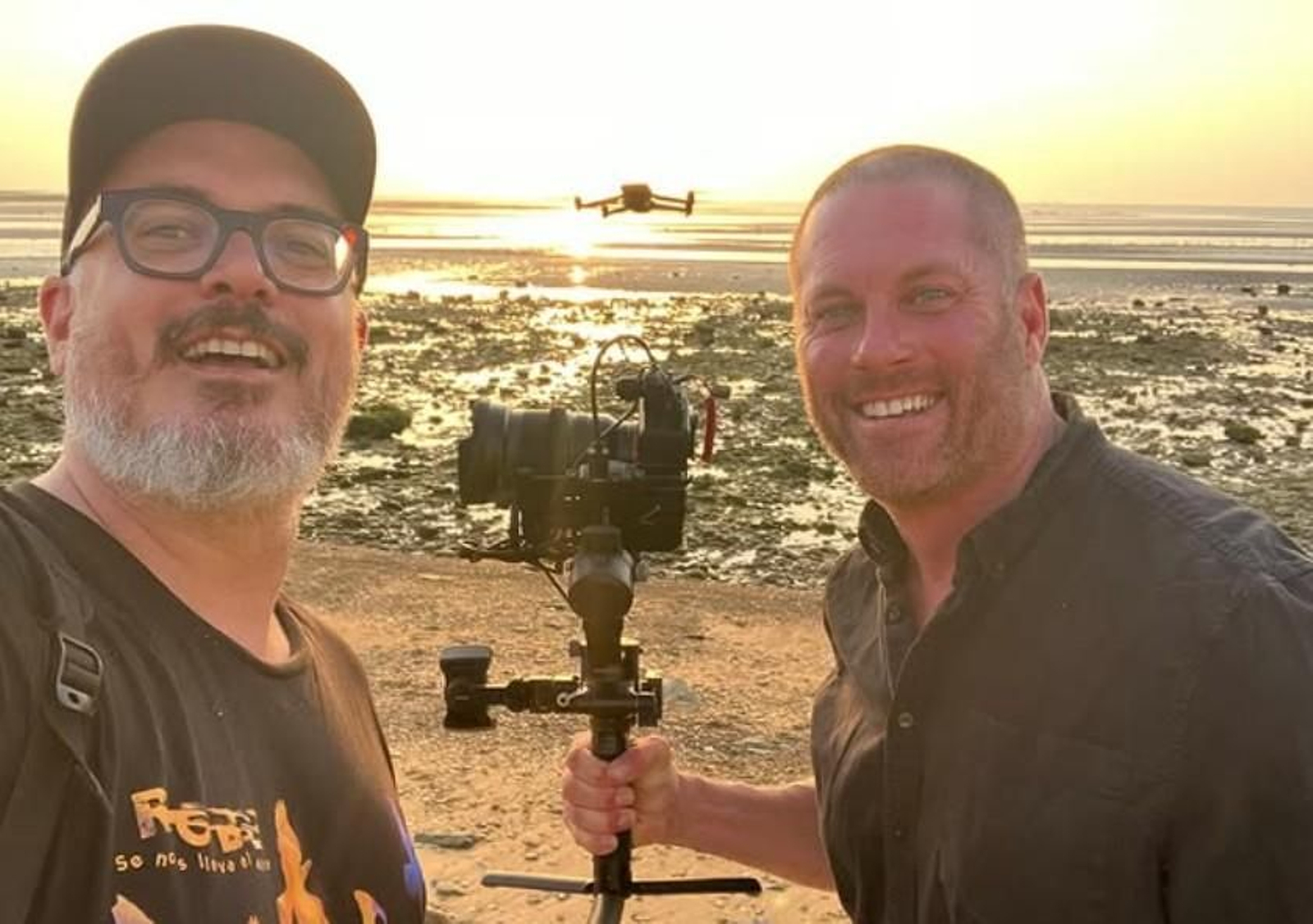 Manuel Olivas junto a Michael Donnellan cuando grabaron las imágenes de la recolección del agua en la playa de La Jara. Sanlúcar.