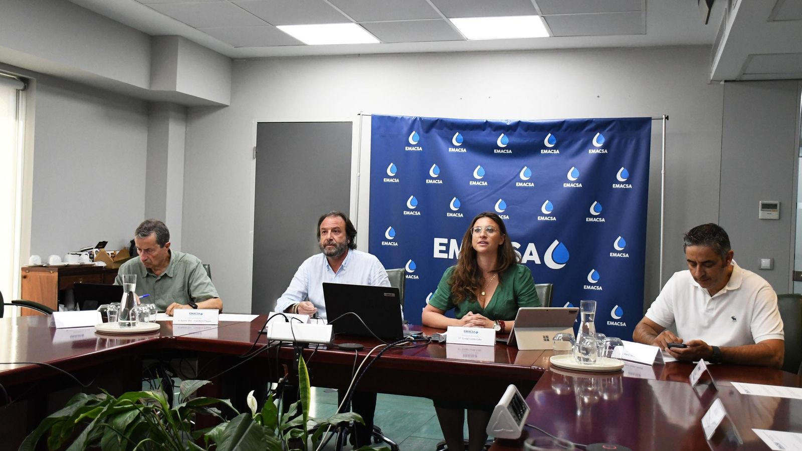 el presidente de Emacsa y teniente de alcalde de Sostenibilidad y Medio Ambiente, Daniel García-Ibarrola, junto al equipo responsable del proyecto