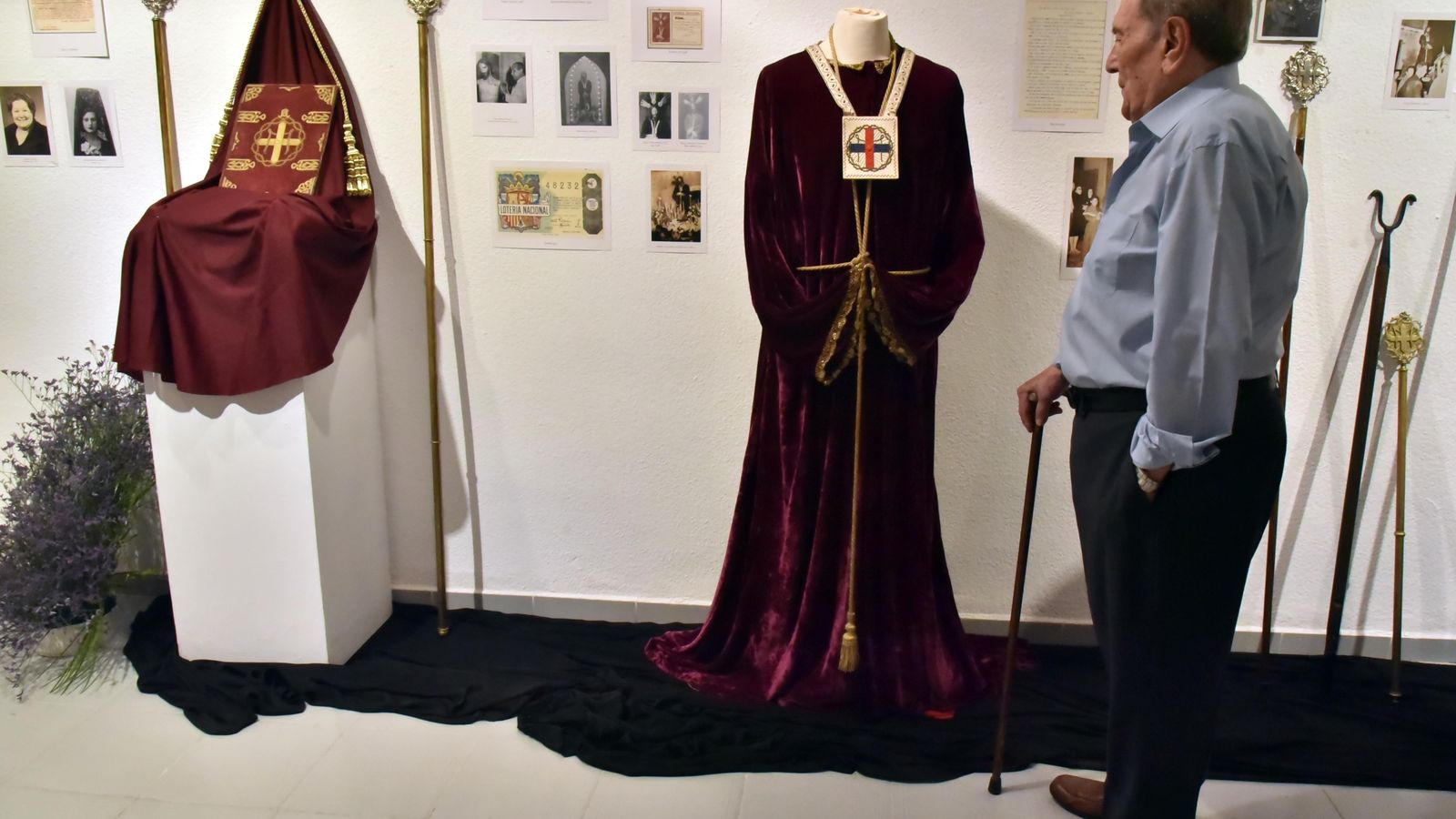 Juan Garzón, ante la primera túnica del Cristo del Medinaceli.