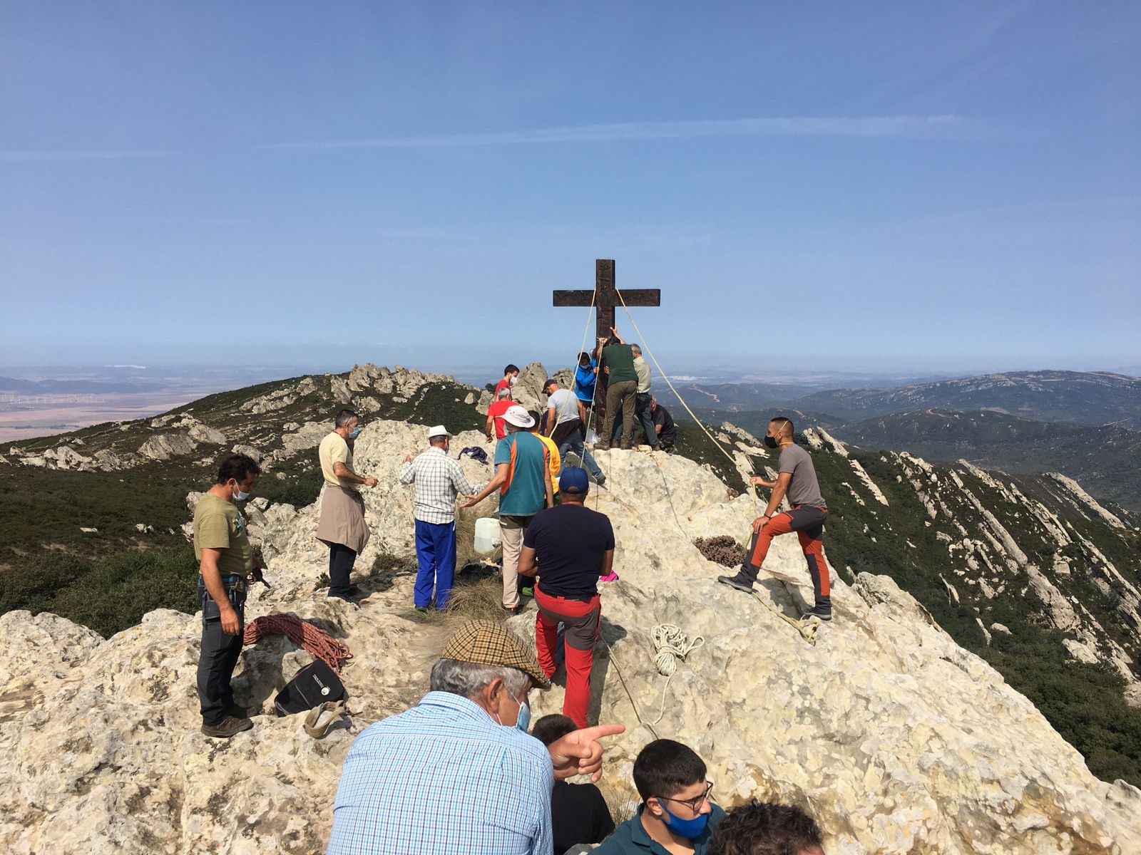 La instalación de la Cruz del Romero, en el pico que lleva su nombre.